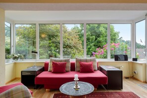 TV, fireplace, stereo - Apartment 'Kneissler' with Mountain View, Private Terrace and Wi-Fi (Oberried)