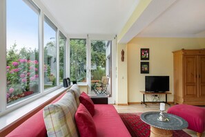 TV, fireplace, stereo - Apartment 'Kneissler' with Mountain View, Private Terrace and Wi-Fi (Oberried)