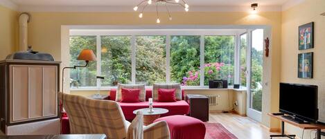 Fernseher, Kamin, Stereoanlage