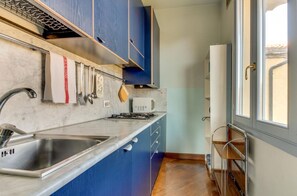 Kühlschrank, Mikrowelle, Herdplatte, Wasserkocher mit Kaffee-/Teezubehör