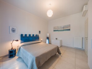 2 bedrooms, iron/ironing board, WiFi