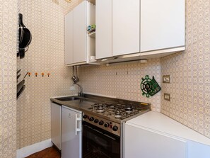 Fridge, oven, cookware/dishes/utensils