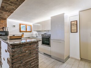 Réfrigérateur, four à micro-ondes, un four, lave-vaisselle