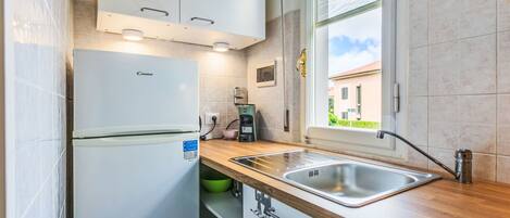 Køleskab, opvaskemaskine, køkkentøj/tallerkener/redskaber