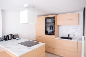 Geladeira, micro-ondas, fogão, cooktop