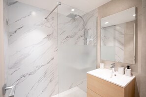 Shower, hair dryer - Apartment in Cannes with 2 bedrooms sleeps 4 (Cannes)
