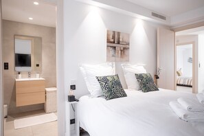 2 bedrooms, iron/ironing board, travel cot, free WiFi - Apartment in Cannes with 2 bedrooms sleeps 4 (Cannes)