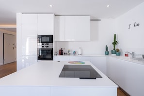 Geladeira, micro-ondas, fogão, cooktop