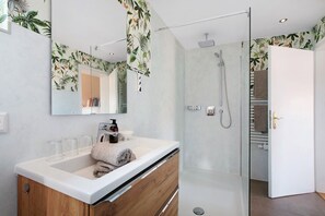 Een douche, een haardroger, handdoeken