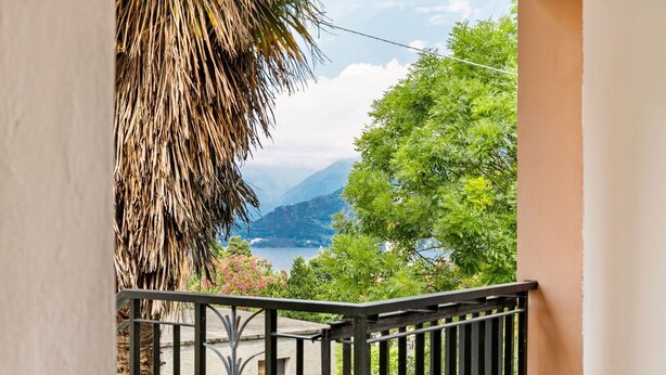 A balcony with a view of a lake and mountains. - Casa Ambrogio, 3Br with Parking By Halldis (Vignola)