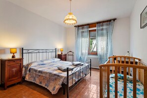 3 chambres, fer et planche à repasser, lit de bébé portatif