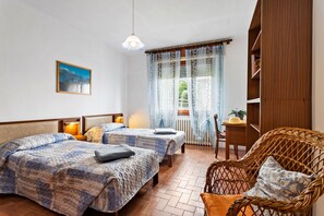 3 chambres, fer et planche à repasser, lit parapluie