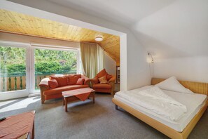 2 bedrooms, free WiFi, bed sheets - Apartment 'Familiensuite 8' with Mountain View, Shared Terrace and Wi-Fi (Glottertal)