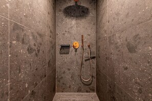 Shower, hair dryer, towels, soap - Dünenloft, Haus Düne Whg. 2 - Dünenlofts (Sylt)