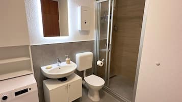 Dusche, Haartrockner, Handtücher