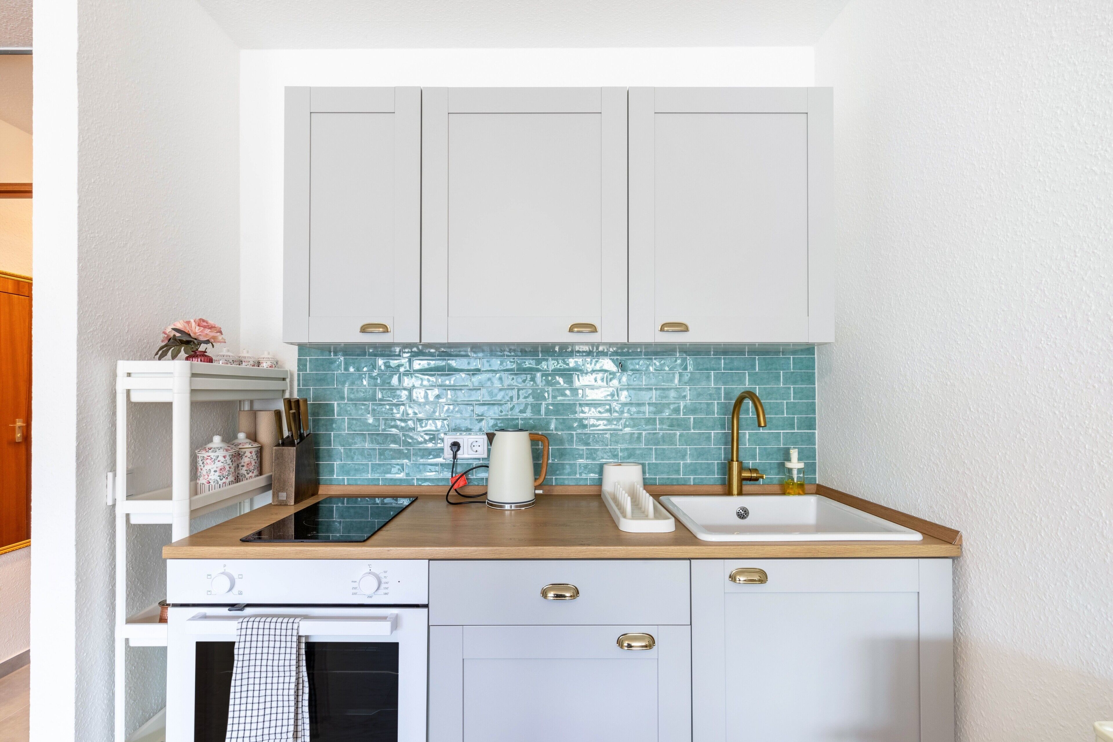 Frigorífico, horno, placa de cocina y cafetera o tetera