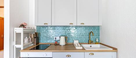 冷蔵庫、オーブン、コンロ、コーヒー / ティーメーカー