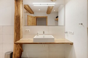 Douche, sèche-cheveux, serviettes fournies