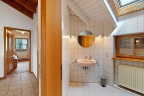 Douche, sèche-cheveux, serviettes fournies