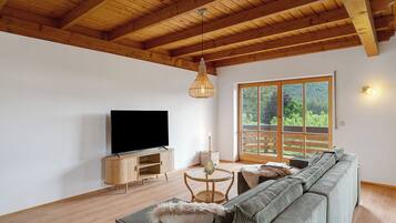 Een televisie en een open haard