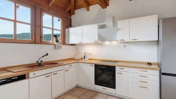 Een koelkast, een oven, een kookplaat, een vaatwasser