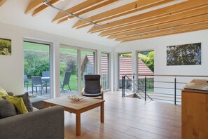 TV, DVD player, table tennis, stereo - Holiday Home 'Steinenbachhäusle' with Mountain View, Shared Terrace and Wi-Fi (Gutach (Schwarzwaldbahn))