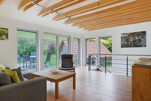 Televisión, reproductor de DVD, tenis de mesa y estéreo 