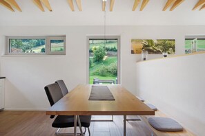 Dining - Holiday Home 'Steinenbachhäusle' with Mountain View, Shared Terrace and Wi-Fi (Gutach (Schwarzwaldbahn))