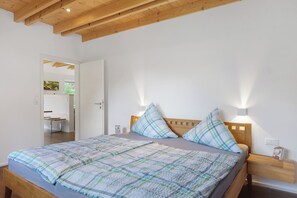 2 bedrooms, iron/ironing board, free WiFi, bed sheets - Holiday Home 'Steinenbachhäusle' with Mountain View, Shared Terrace and Wi-Fi (Gutach (Schwarzwaldbahn))