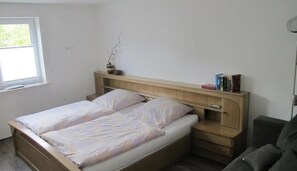 2 bedrooms, iron/ironing board, free WiFi, bed sheets