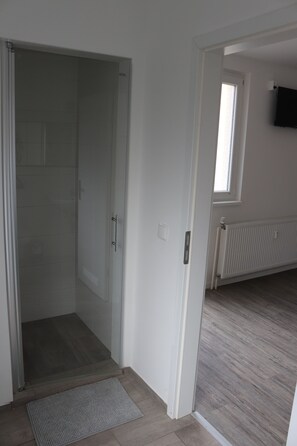 Hair dryer, towels, soap, toilet paper - 1 Bedroom Nippes (Köln)