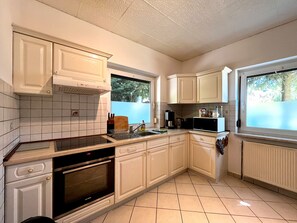 Een koelkast, een microgolfoven, een oven, een kookplaat