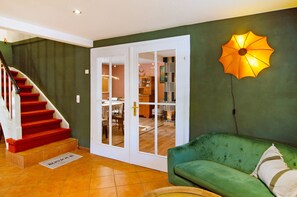 TV, fireplace - Apartment 'Art-' with Private Terrace and Wi-Fi (Beierstedt)