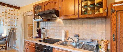 Refrigerador, horno, placa de cocina, cafetera/tetera