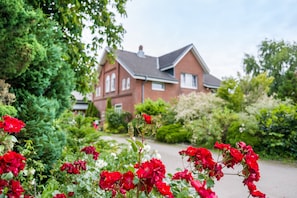 Una casa amb un jardí al davant.