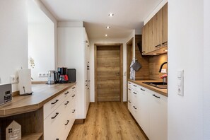 Fridge, oven, stovetop, dishwasher