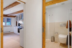 Douche, sèche-cheveux, serviettes fournies