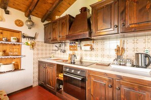 Fridge, oven, stovetop, coffee/tea maker