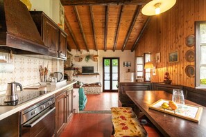 Fridge, oven, stovetop, coffee/tea maker