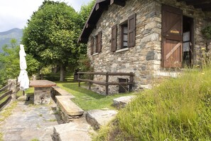 Outdoor dining - Chalet Bodone, Lovely Private House By Halldis (Peglio)