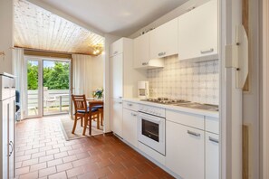 Fridge, oven, stovetop, dishwasher - Apartment 'Ella Walter, Kiek Ut' with Private Terrace, Shared Garden and Wi-Fi (Nordstrand)