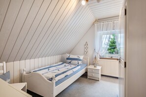 2 bedrooms, iron/ironing board, free WiFi - Apartment 'Ella Walter, Kiek Ut' with Private Terrace, Shared Garden and Wi-Fi (Nordstrand)