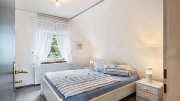 2 bedrooms, iron/ironing board, free WiFi