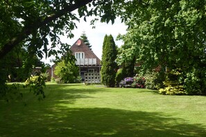 Property grounds - Apartment 'Ella Walter, Kiek Ut' with Private Terrace, Shared Garden and Wi-Fi (Nordstrand)