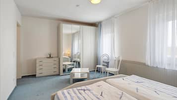 2 bedrooms, iron/ironing board, free WiFi