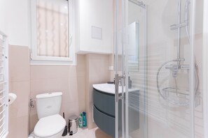 Shower, hair dryer - Leandre Sardou - Beautiful Apt With Terrace By Halldis (Cannes)