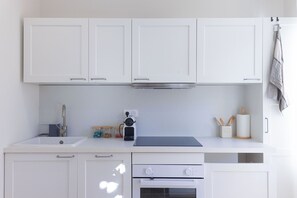 Réfrigérateur, micro-ondes, four, plaque de cuisson