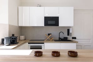 Réfrigérateur, micro-ondes, four, plaque de cuisson