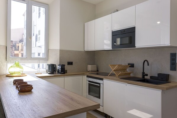 Fridge, microwave, oven, stovetop