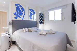 1 habitación, tabla de planchar con plancha y cuna de viaje 